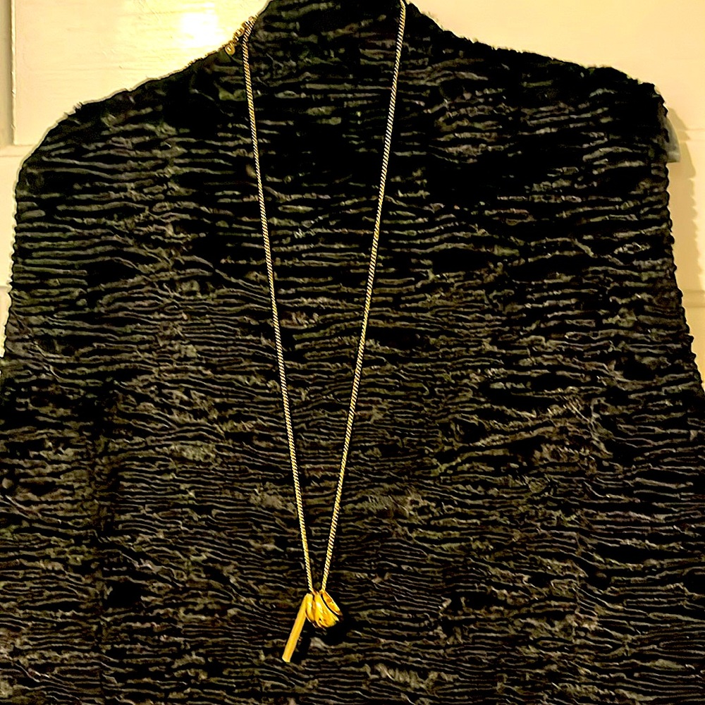 Chico’s gold tone pendant necklace